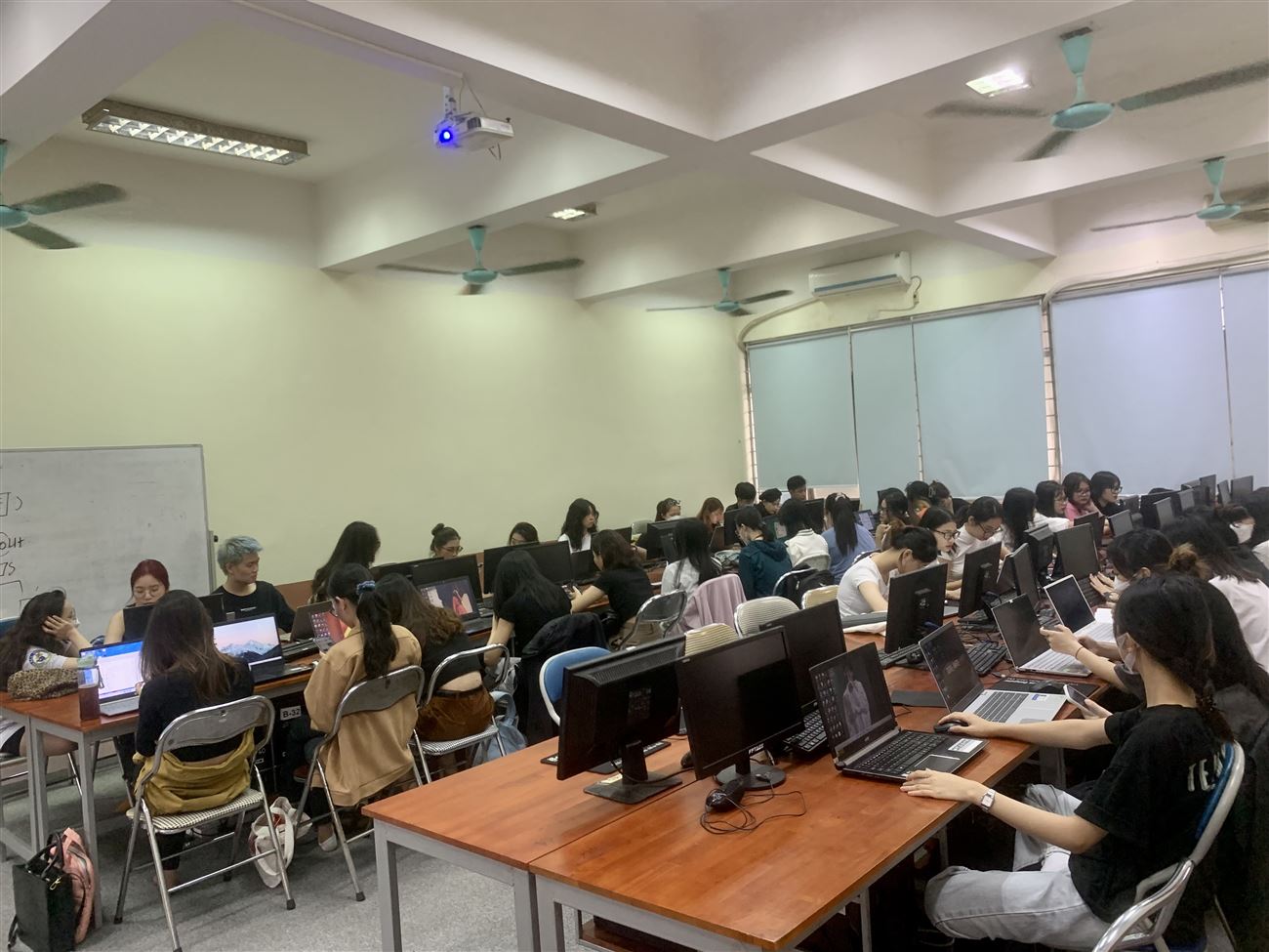 Buổi giảng dạy TIN HỌC ỨNG DỤNG - NGÀNH THỜI TRANG - TRƯỜNG ĐẠI HỌC KIẾN TRÚC HÀ NỘI